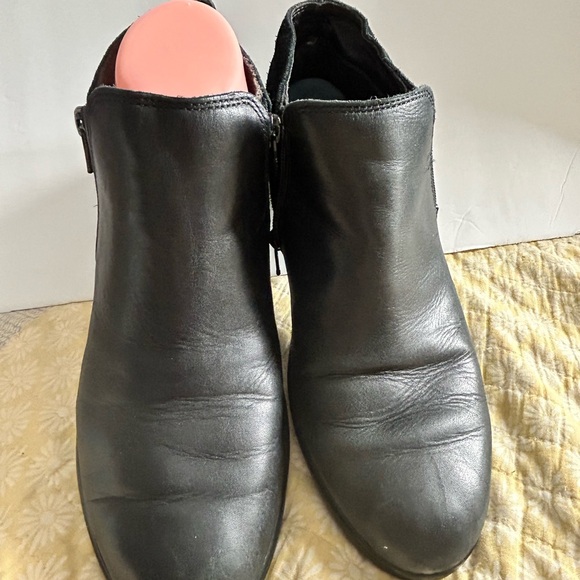 Naot Helm Nordstrom Size 39 (US 8-8 1/2)
Bootie worn once leather/suede zippers - Picture 3 of 6